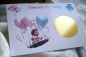 Preview: Eine stilvolle Rubbelkarte in Postkartengröße (A6) mit einem goldenen Rubbelsticker, verziert mit süßem Design und der Aufschrift "Mädchen oder Junge". Perfekt für Gender-Reveal-Partys.
